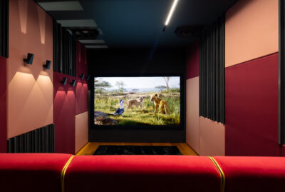 חדר קולנוע ביתי עם רמקולים של ALCONS AUDIO